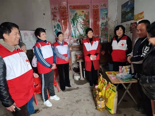 淮南市红十字会生命接力志愿服务队继续冬暖“星宝宝”5
