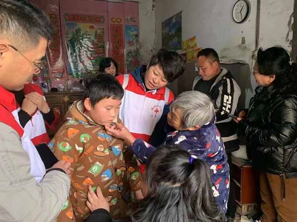 淮南市红十字会生命接力志愿服务队继续冬暖“星宝宝”8