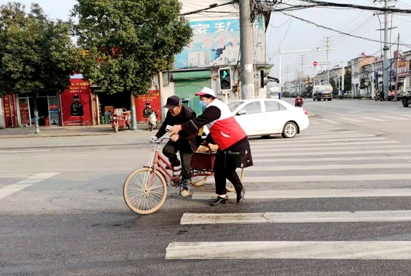 淮南市红十字志愿者积极主动助力创城6