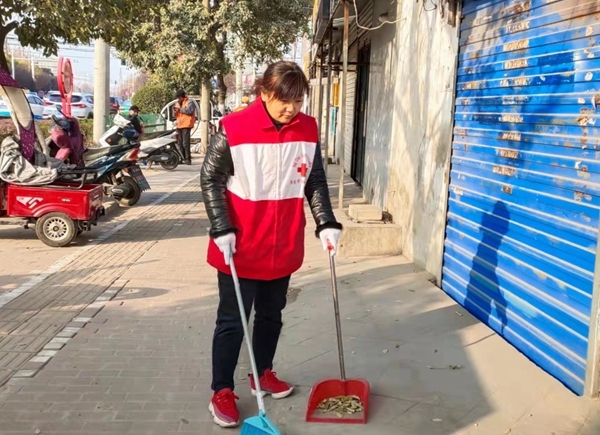淮南市红十字志愿者积极主动助力创城8