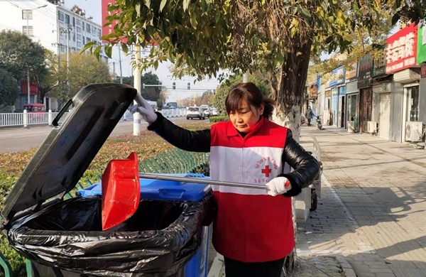 淮南市红十字志愿者积极主动助力创城9